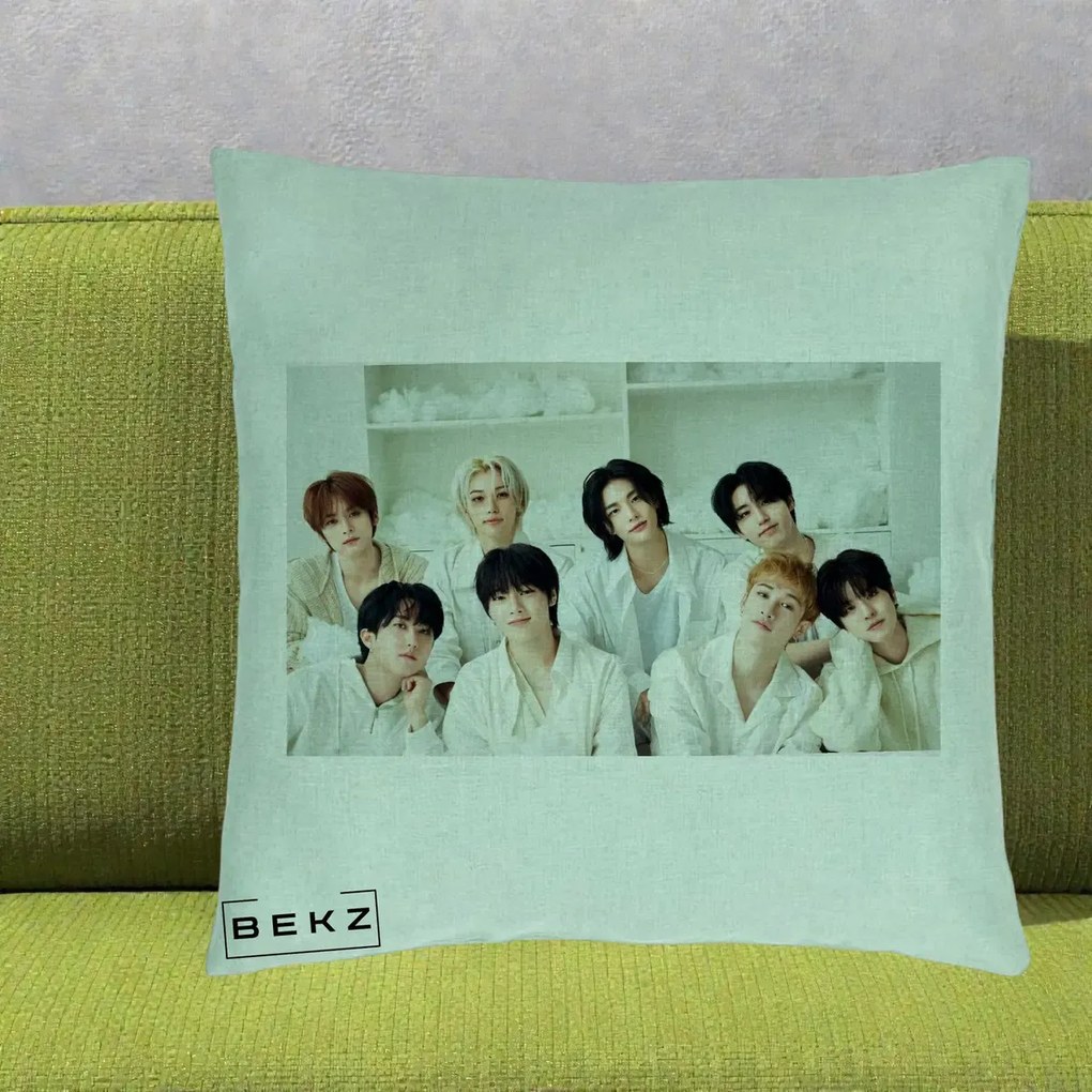 Perna Personalizata K-pop Stray Kids Foto Grup All-White Landscape, 40x40 cm, Verde Menta, Husa Detasabila, Perna Inclusa, BEKZ®