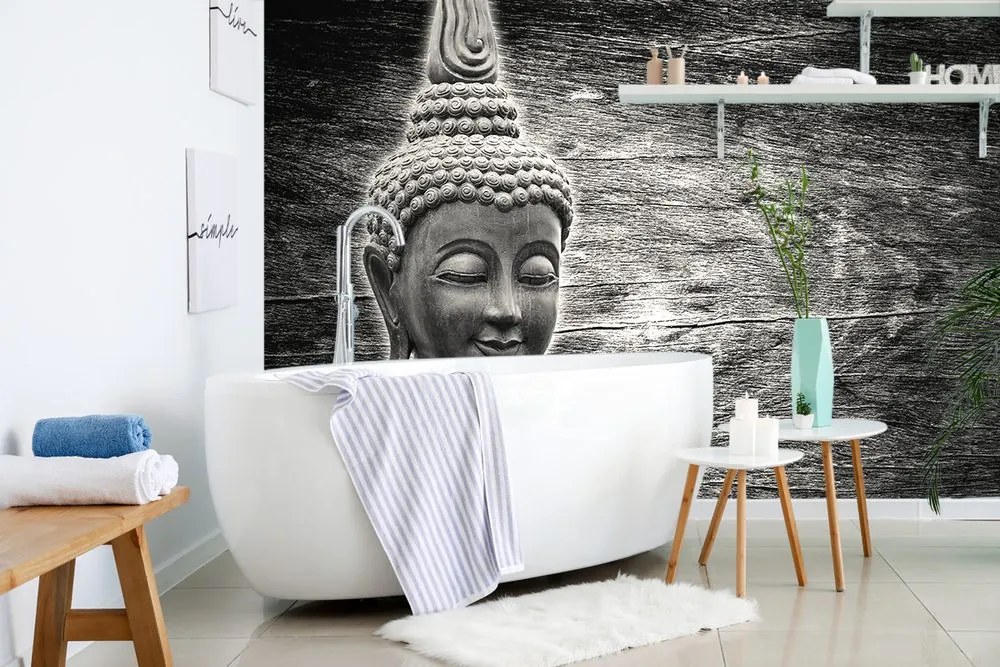 Tapet statuie Buddha alb-negru pe fundal de lemn