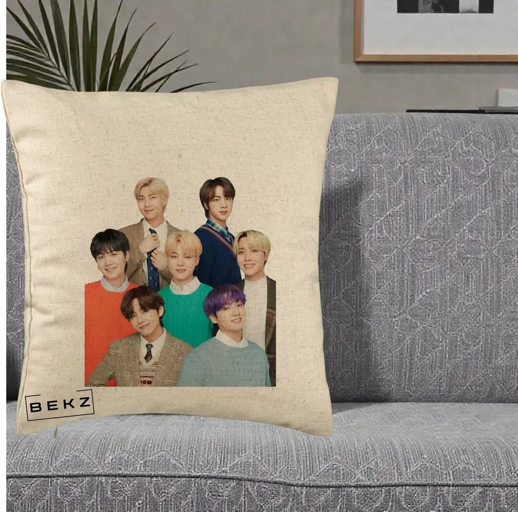 Perna Personalizata K-pop BTS Fotografie Grup Tinute Elegante, 40x40 cm, Bej, Husa Detasabila, Perna Inclusa, BEKZ®