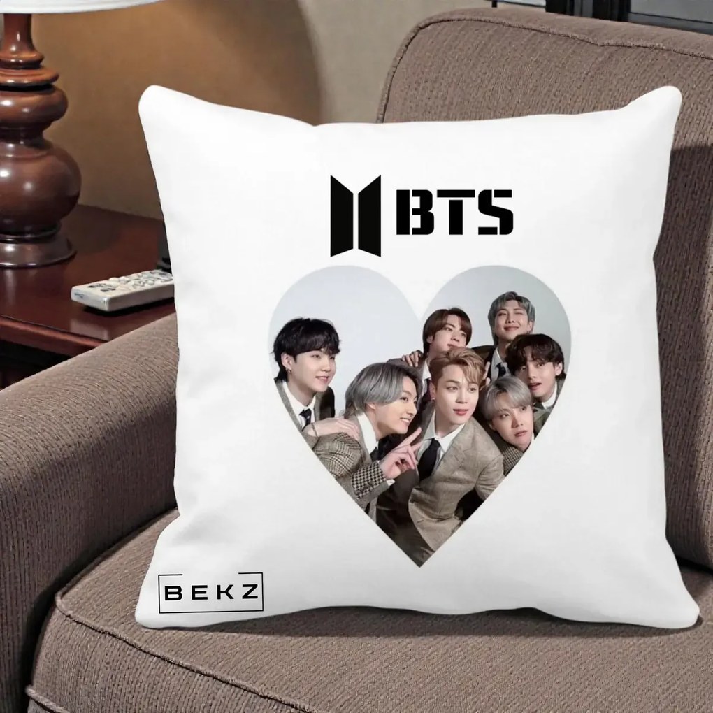Perna Personalizata K-pop BTS Grup Fotografie in Inima, 40x40 cm, Alba Mata, Husa Detasabila, Perna Inclusa, BEKZ®