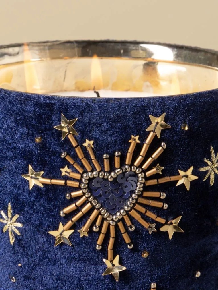 Set 2 lumânări decorative din sticlă și catifea albastră, brodate cu inimi și stele aurii, finisaj catifelat, 12 x 13 cm, „Nuit”