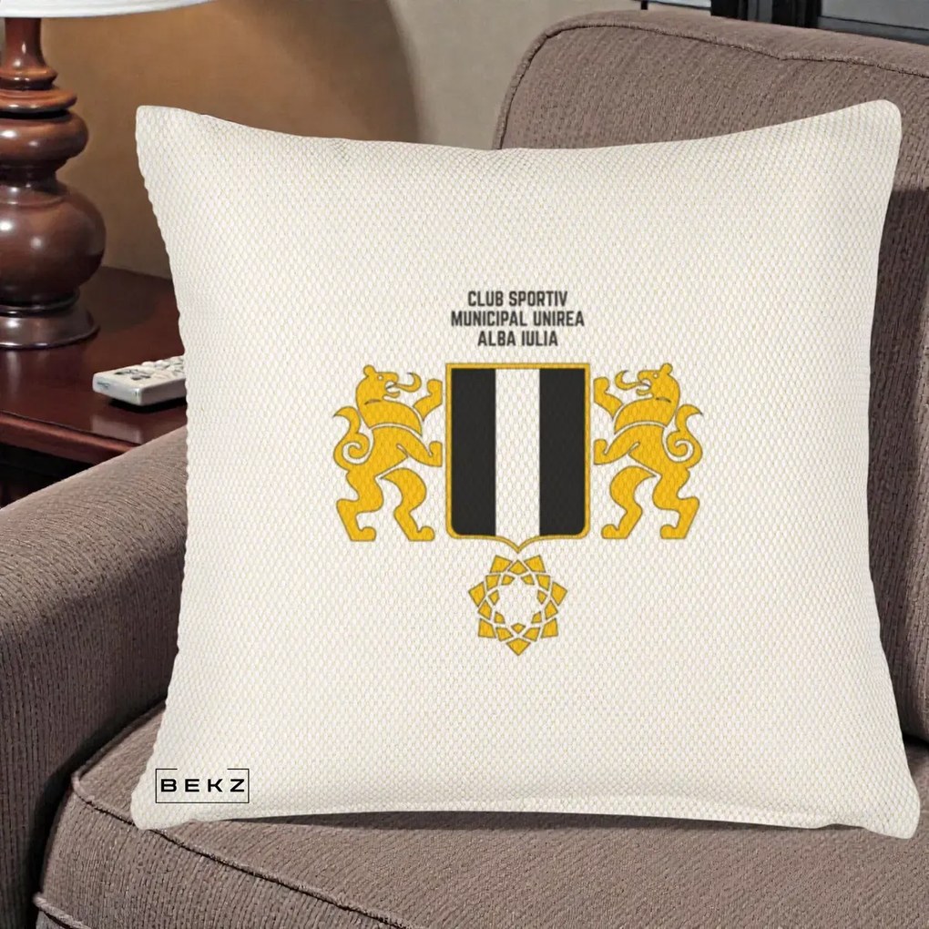 Perna Personalizata CSM Unirea Alba Iulia Fotbal, 40x40 cm, Crem Reliefat, Husa Detasabila, Perna Inclusa, BEKZ®
