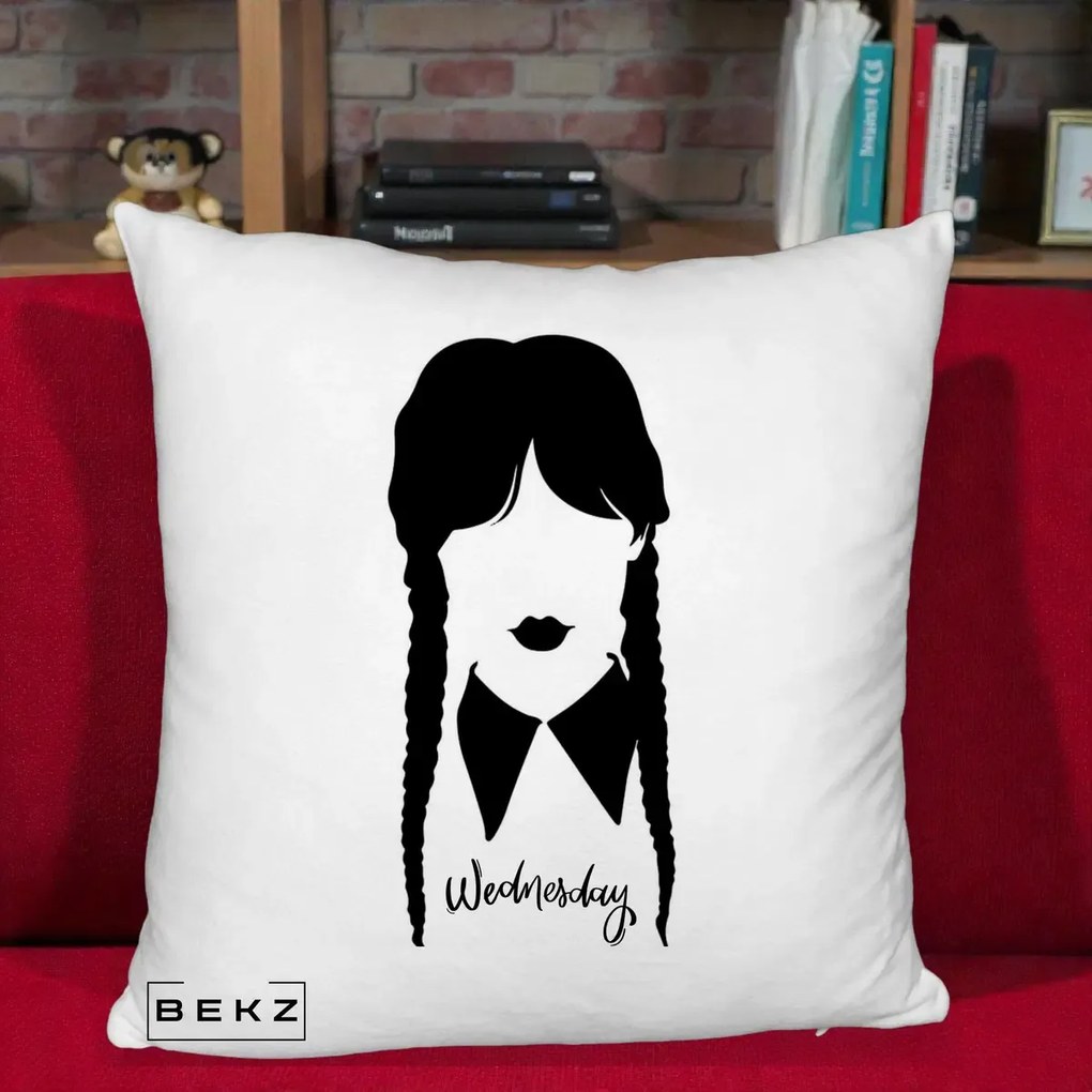 Perna Personalizata Wednesday Addams Silueta Alb-Negru, 40x40 cm, Alb Pufos, Husa Detasabila, Perna Inclusa, BEKZ®