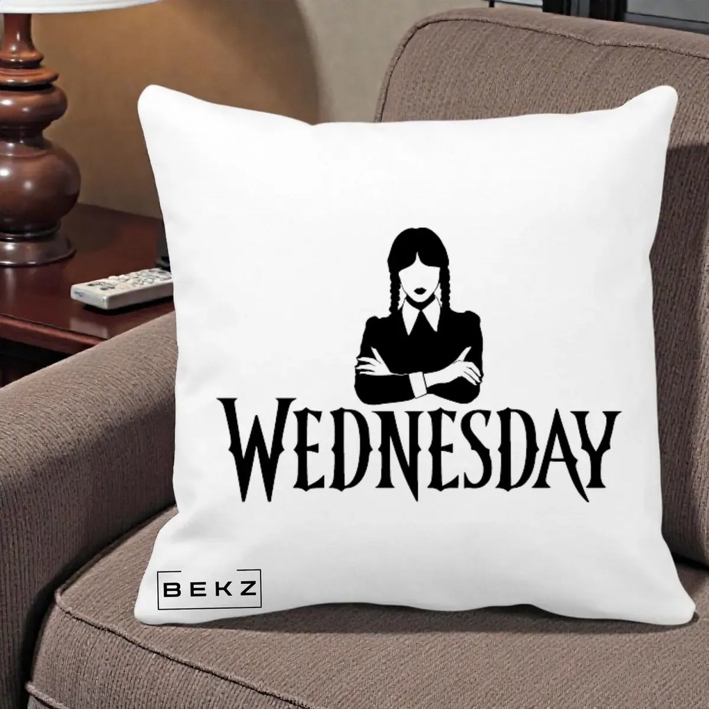 Perna Personalizata Wednesday Addams cu Brate Incrucisate, 40x40 cm, Alba Mata, Husa Detasabila, Perna Inclusa, BEKZ®