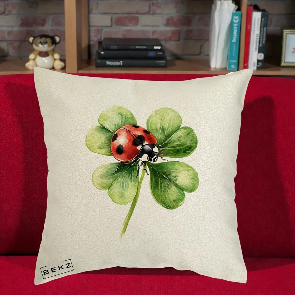 Perna Decorativa Buburuza Norocoasa pe Trifoi cu Patru Foi, 40x40 cm, Ecru, Husa Detasabila, Perna Inclusa, BEKZ®