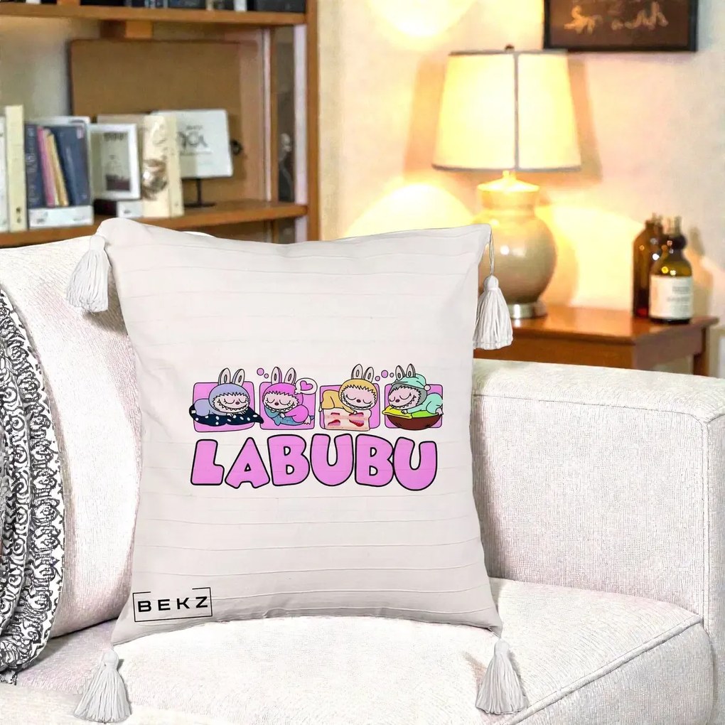 Perna Personalizata Labubu Sleeping Quad, 40x40 cm, Bej cu Franjuri, Husa Detasabila, Perna Inclusa, BEKZ®