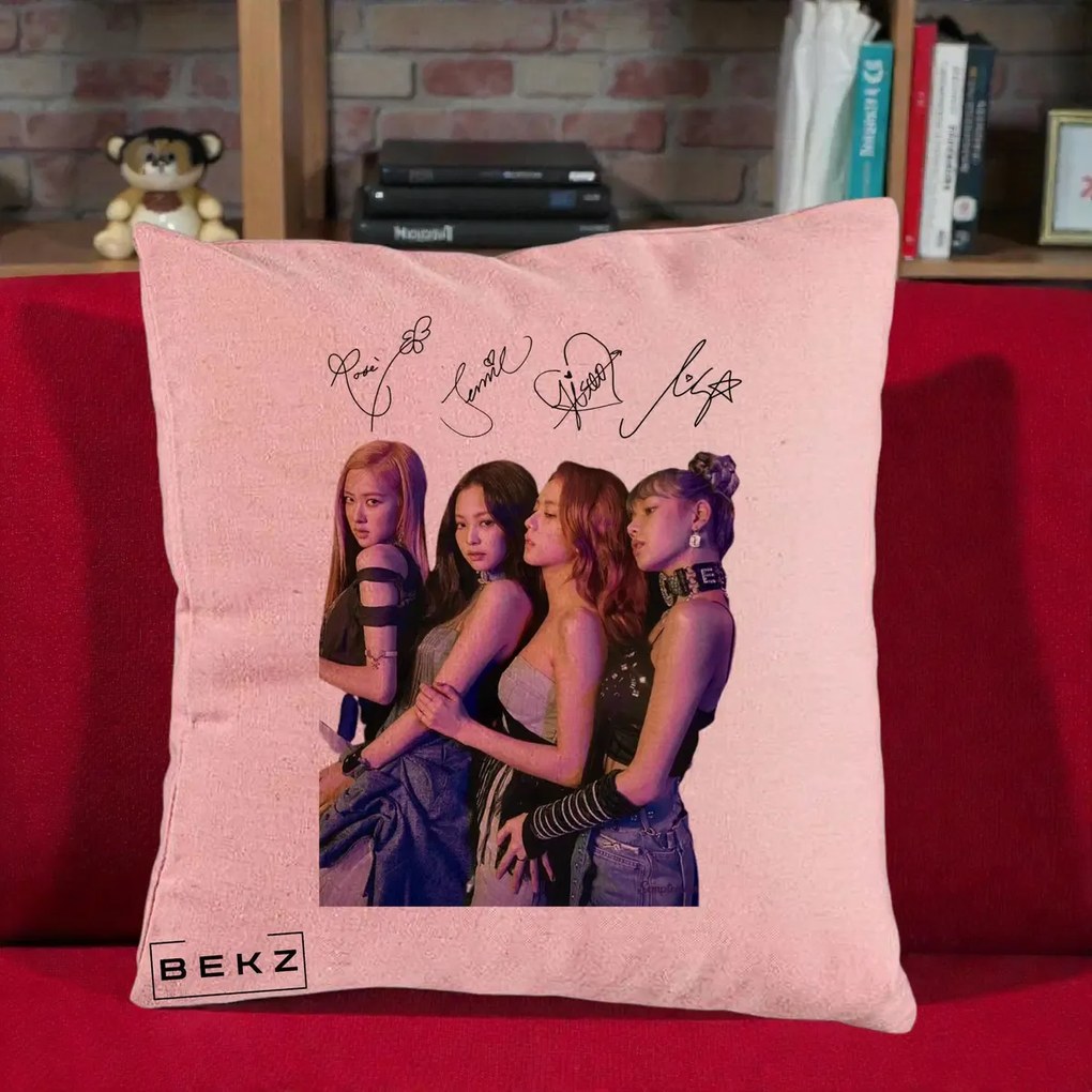 Perna Personalizata K-pop BLACKPINK Fotografie Grup Autografe Deasupra, 40x40 cm, Roz, Husa Detasabila, Perna Inclusa, BEKZ®