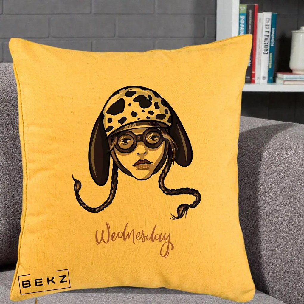Perna Personalizata Wednesday Addams cu Caine Dalmatian, 40x40 cm, Galben, Husa Detasabila, Perna Inclusa, BEKZ®
