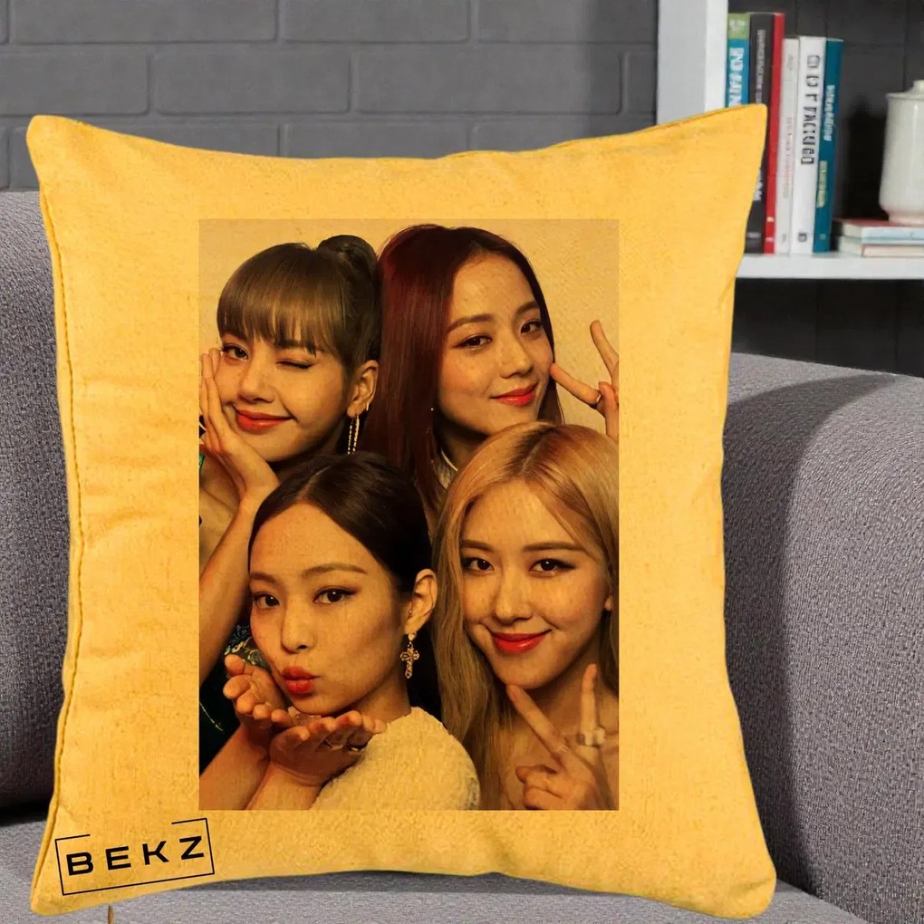 Perna Personalizata K-pop BLACKPINK Foto Grup Selfie 4 Membre, 40x40 cm, Galben, Husa Detasabila, Perna Inclusa, BEKZ®