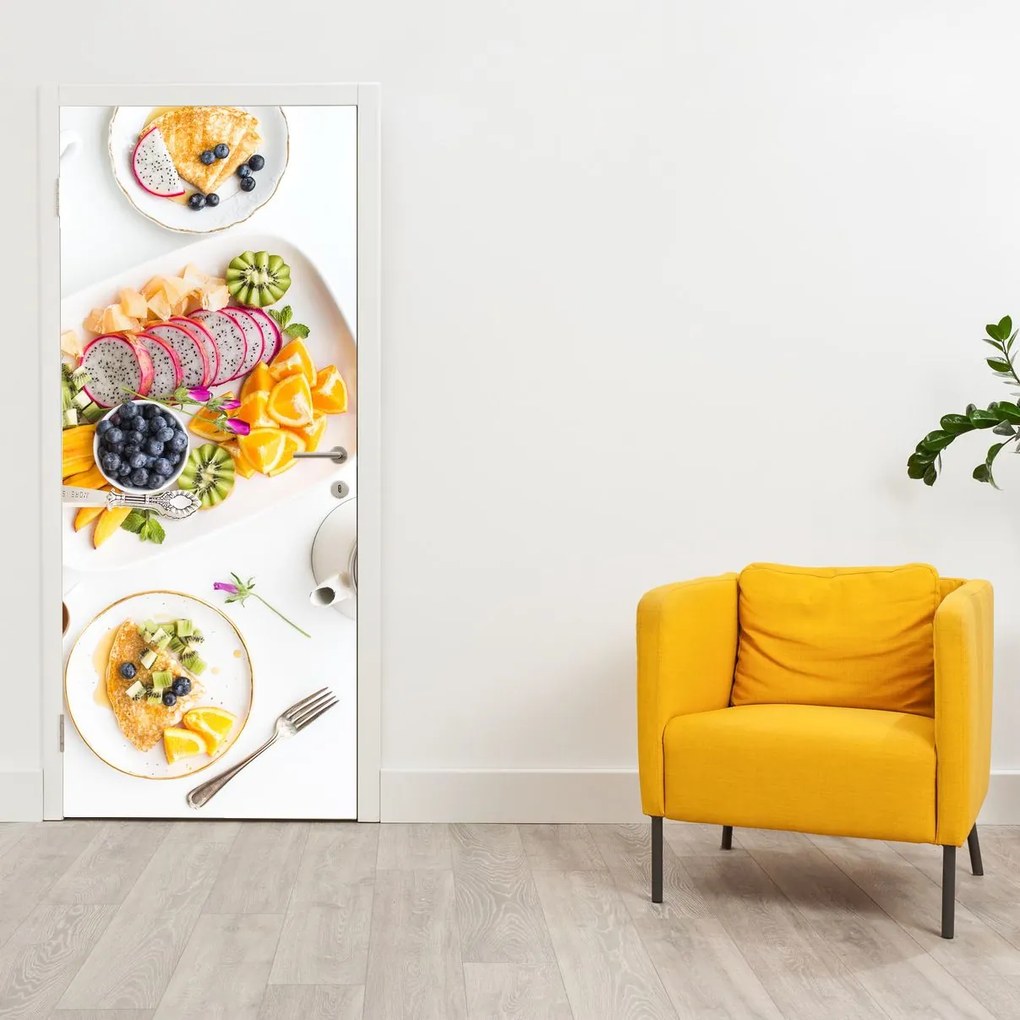 Fototapet pentru ușă - Farfurii cu fructe pe masă (95x205cm)