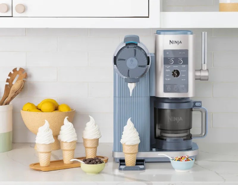 Mașină de înghețată 13-în-1 Ninja CREAMi Scoop & Swirl™ NC702EU, 800 W, 13 programe, manetă cu 3 poziții pentru cornetele de înghețată, CreamiFit, Creamify, 2 cupe de 473 ml, Personalizare, Albastru/Gri