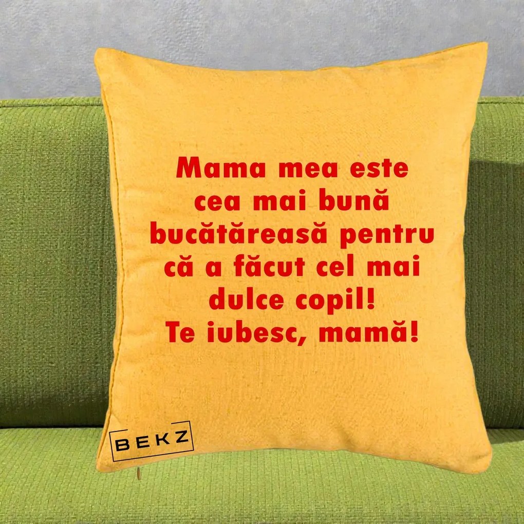 Cadou pentru Mama - Perna Personalizata Mama cea Mai Buna Bucatareasa, 40x40 cm, Galben, Husa Detasabila, Perna Inclusa, BEKZ®