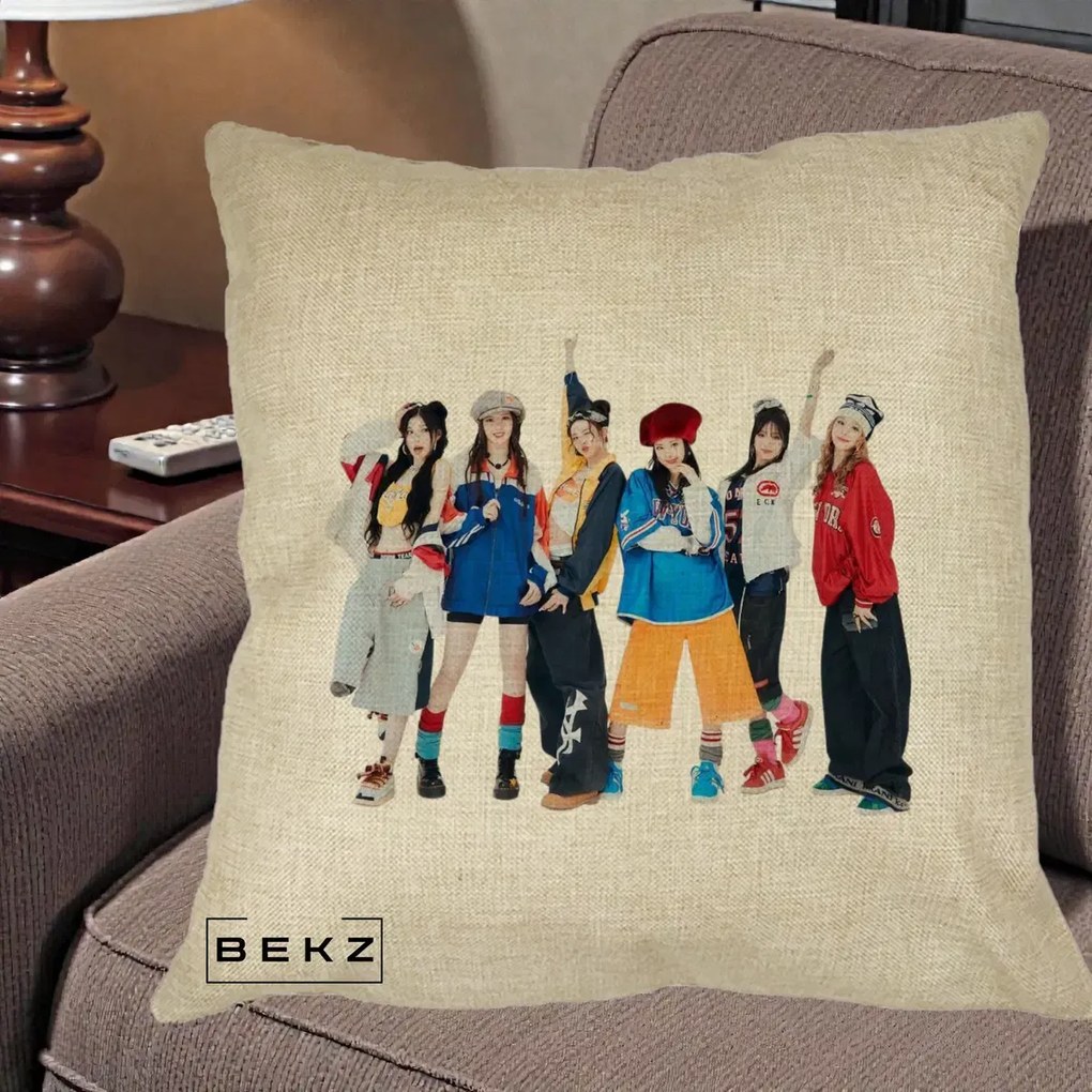 Perna Personalizata Grup K-pop Fete in Picioare Foto, 40x40 cm, Crem, Husa Detasabila, Perna Inclusa, BEKZ®