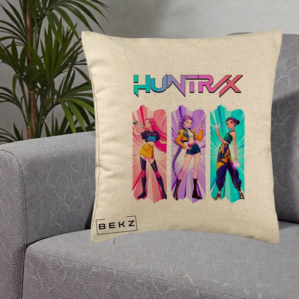 Perna Personalizata K-pop HUNTRX Trio cu Pisica in Benzi, 40x40 cm, Bej, Husa Detasabila, Perna Inclusa, BEKZ®