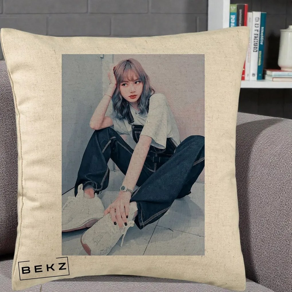 Perna Personalizata K-pop BLACKPINK Lisa, 40x40 cm, Bej, Husa Detasabila, Perna Inclusa, BEKZ®