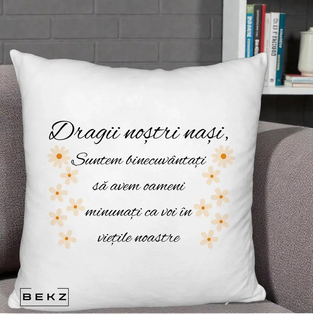 Cadou pentru Nasi - Perna Personalizata Dragii Nostri Nasi Suntem Binecuvantati cu Floricele, 40x40 cm, Alb Pufos, Husa Detasabila, Perna Inclusa, BEKZ®