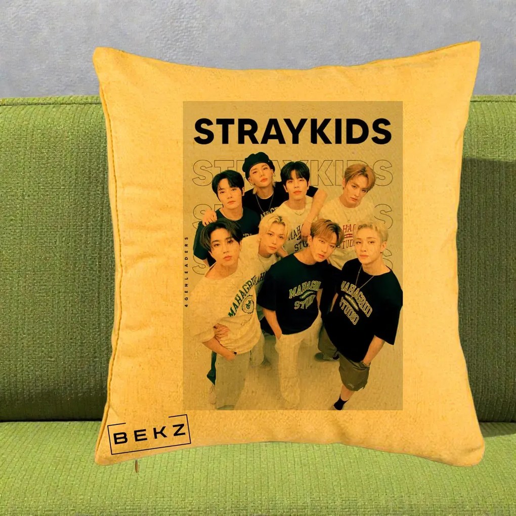 Perna Personalizata K-pop Stray Kids STRAYKIDS Alb-Negru cu Foto Grup, 40x40 cm, Galben, Husa Detasabila, Perna Inclusa, BEKZ®