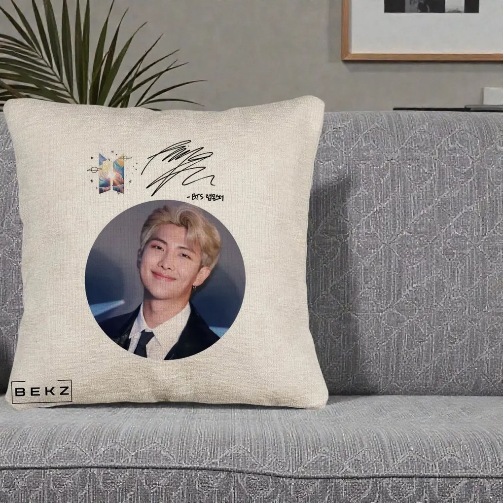 Perna Personalizata K-pop BTS RM Namjoon Portret Cerc cu Autograf, 40x40 cm, Bej Canapea, Husa Detasabila, Perna Inclusa, BEKZ®