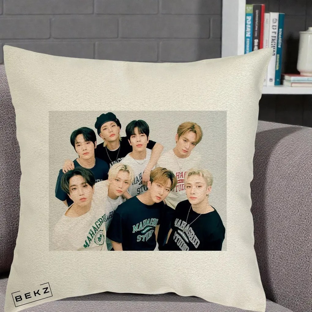 Perna Personalizata K-pop Stray Kids Foto Grup Text, 40x40 cm, Ecru, Husa Detasabila, Perna Inclusa, BEKZ®