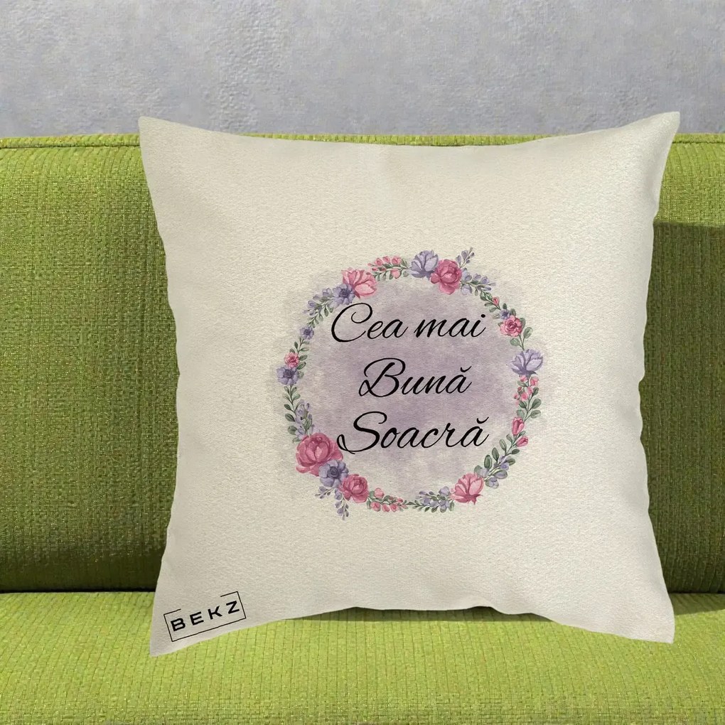 Cadou pentru Soacra - Perna Personalizata Cea mai Buna Soacra cu Coronita Flori Roz si Mov, 40x40 cm, Ecru, Husa Detasabila, Perna Inclusa, BEKZ®