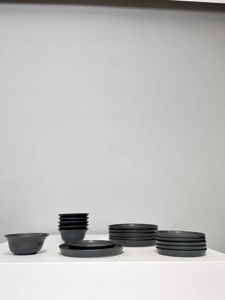 Set Farfurii Vulcano CARBON 18 piese (6 farfurii 25cm, 6 farfurii 20cm, 6 boluri 450ml)