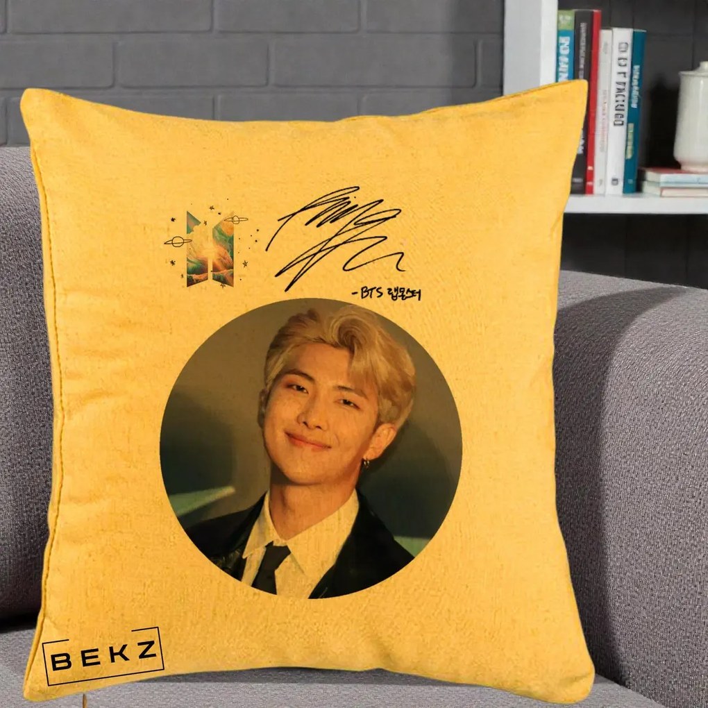 Perna Personalizata K-pop BTS RM Namjoon Portret Cerc cu Autograf, 40x40 cm, Galben, Husa Detasabila, Perna Inclusa, BEKZ®