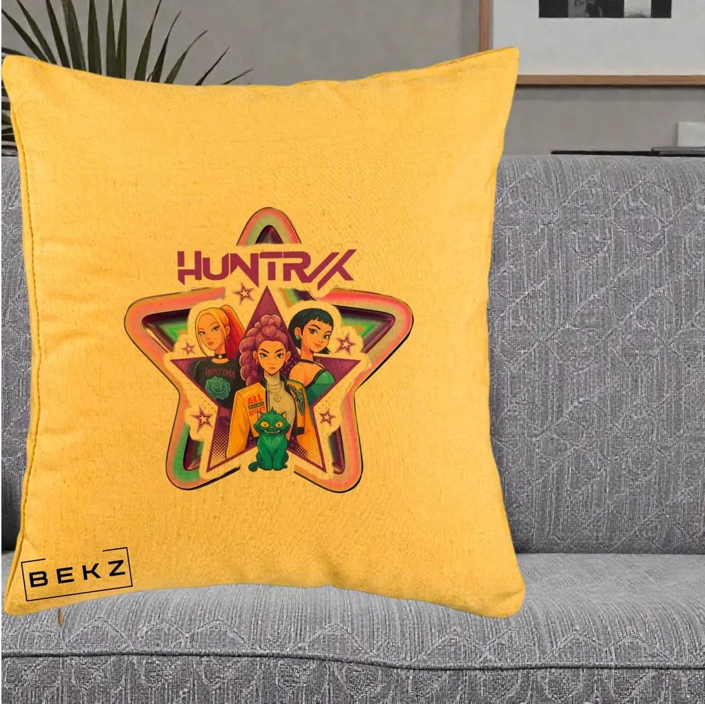 Perna Personalizata K-pop HUNTRX Trio Stea cu Pisica, 40x40 cm, Galben, Husa Detasabila, Perna Inclusa, BEKZ®