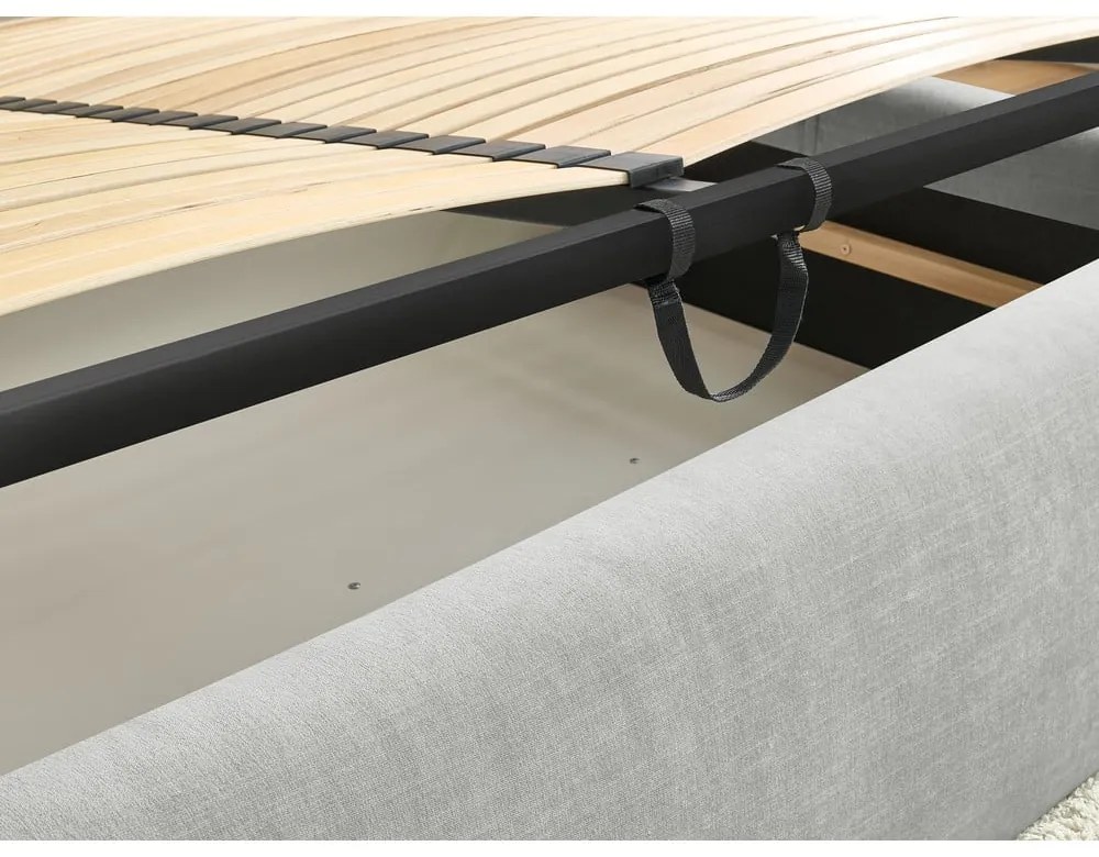 Pat matrimonial gri deschis tapițat cu spațiu de depozitare și somieră 180x200 cm Vernon – Bobochic Paris