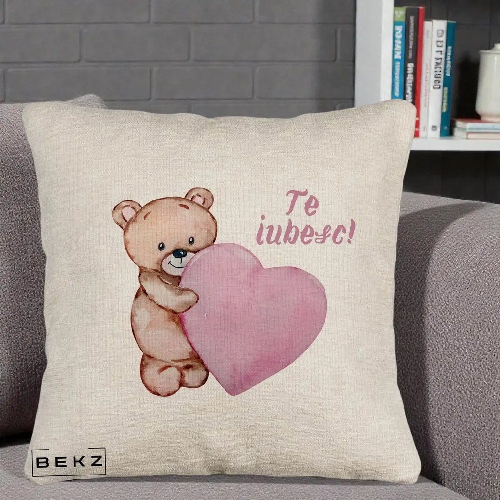 Cadou Romantic - Perna Personalizata Te Iubesc Ursulet cu Inima Roz Acuarela, 40x40 cm, Bej Canapea, Husa Detasabila, Perna Inclusa, BEKZ®