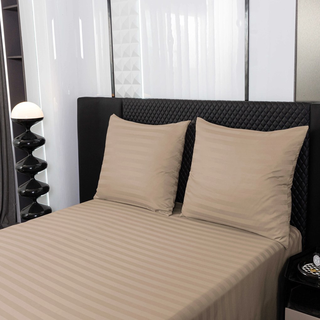 Lenjerie de pat hoteliera din microfibra JASMINE bej - dunga 2 cm Dimensiunile lenjeriei: 2 buc 70 x 90 cm | 200 x 220 cm