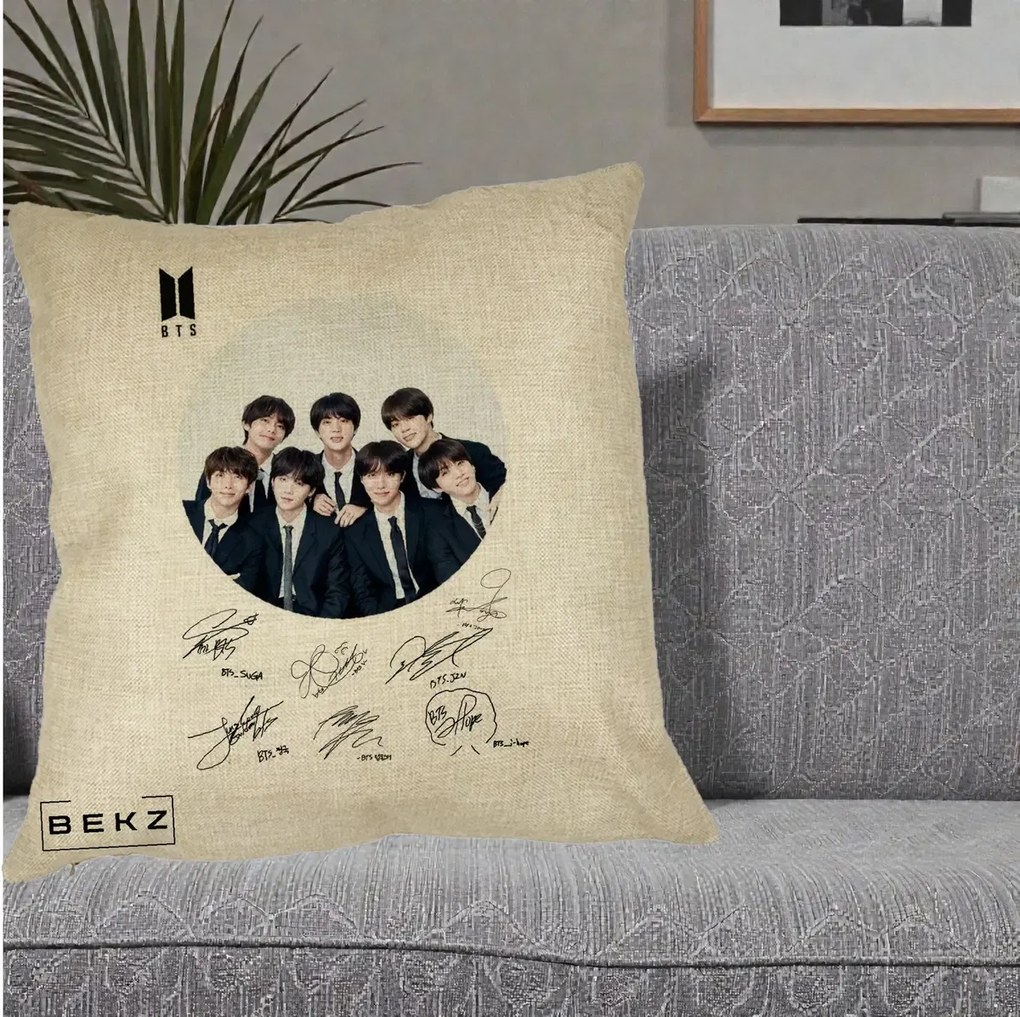 Perna Personalizata K-pop BTS Fotografie Grup Costum Negru si Autografe Cerc, 40x40 cm, Crem, Husa Detasabila, Perna Inclusa, BEKZ®