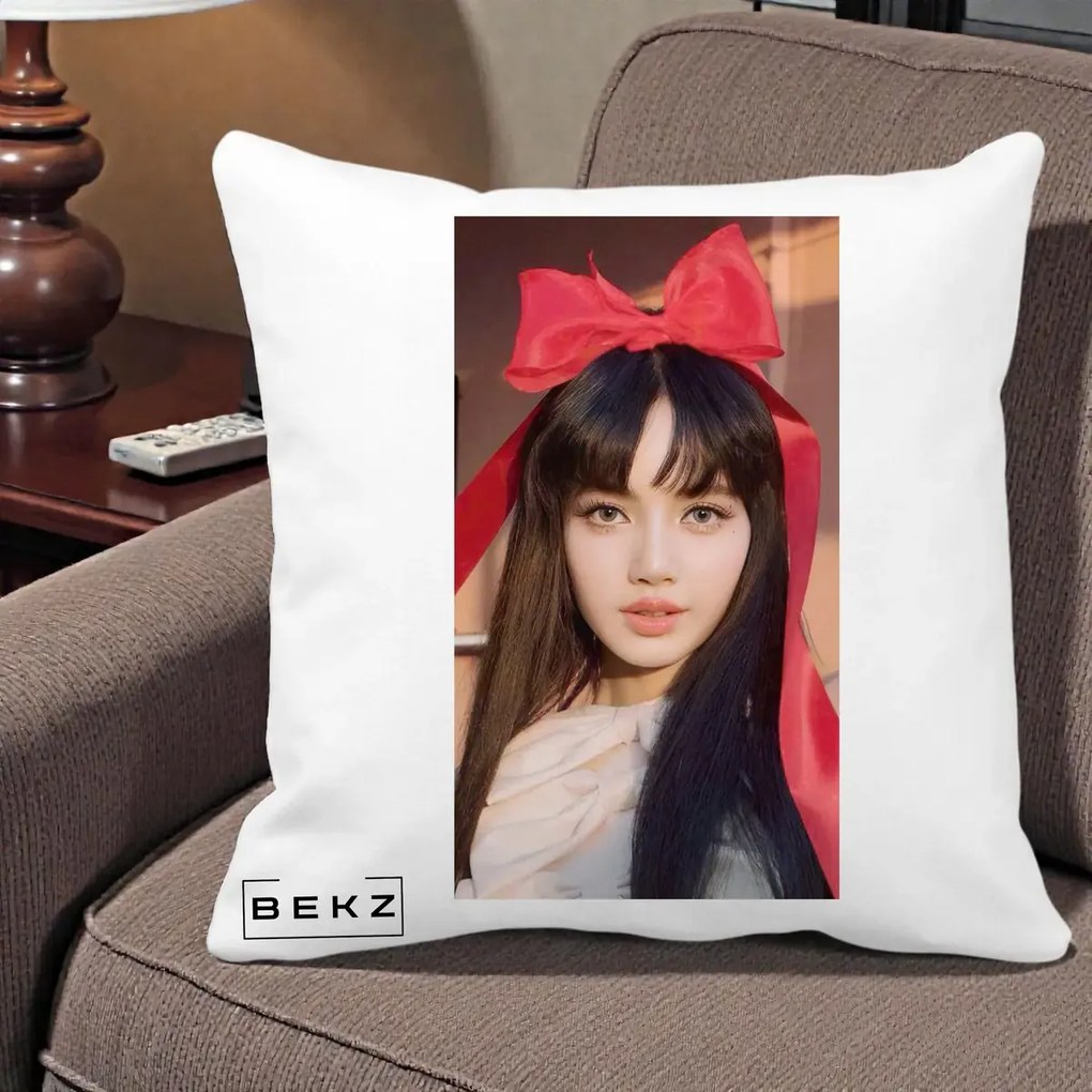 Perna personalizata K-pop BLACKPINK Rose cu Funda Rosie, 40x40 cm cu Umplutura, Alb Mat, BEKZ