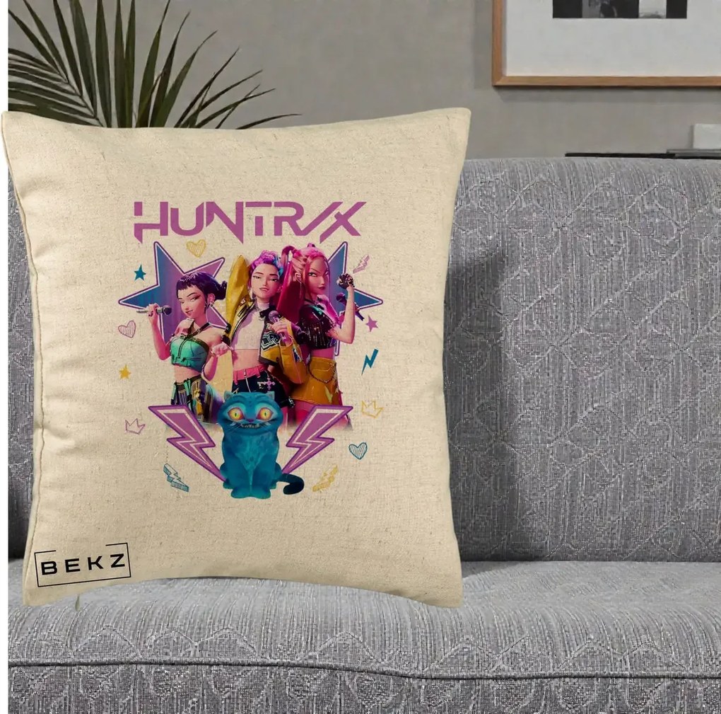 Perna Personalizata K-pop HUNTRX Trio 3D cu Pisica Fulgere, 40x40 cm, Bej, Husa Detasabila, Perna Inclusa, BEKZ®