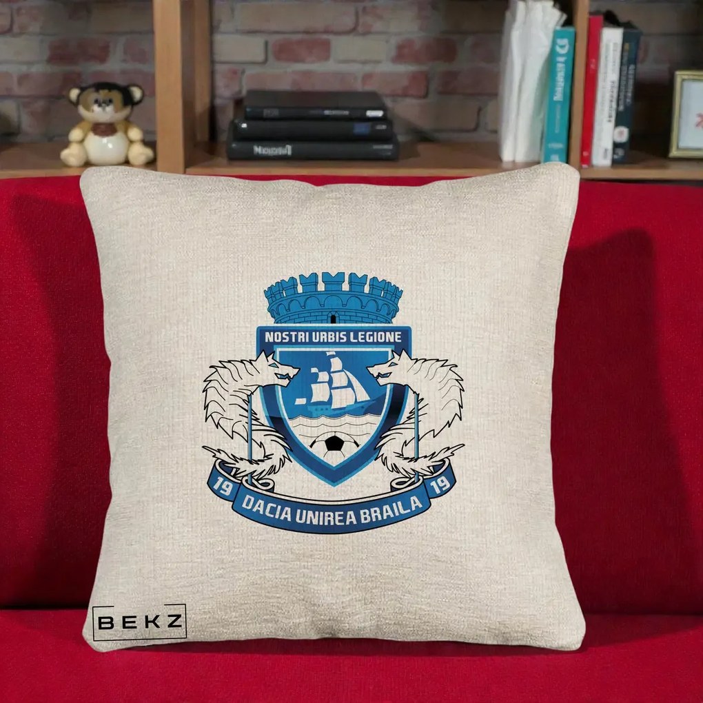 Perna Personalizata Dacia Unirea Braila 1919 Fotbal, 40x40 cm, Bej Canapea, Husa Detasabila, Perna Inclusa, BEKZ®