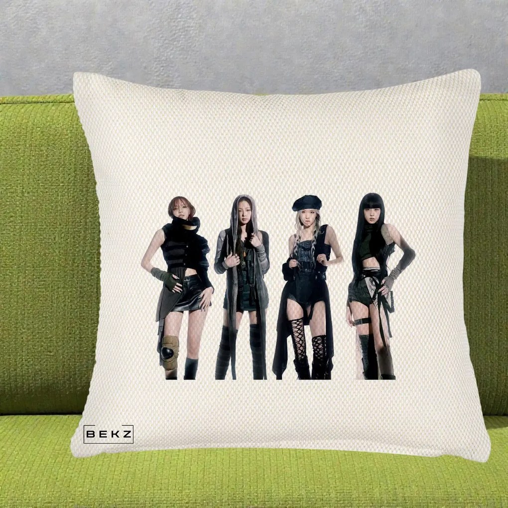 Perna Personalizata K-pop BLACKPINK Tinute Negre Elegante Grup, 40x40 cm, Crem Reliefat, Husa Detasabila, Perna Inclusa, BEKZ®
