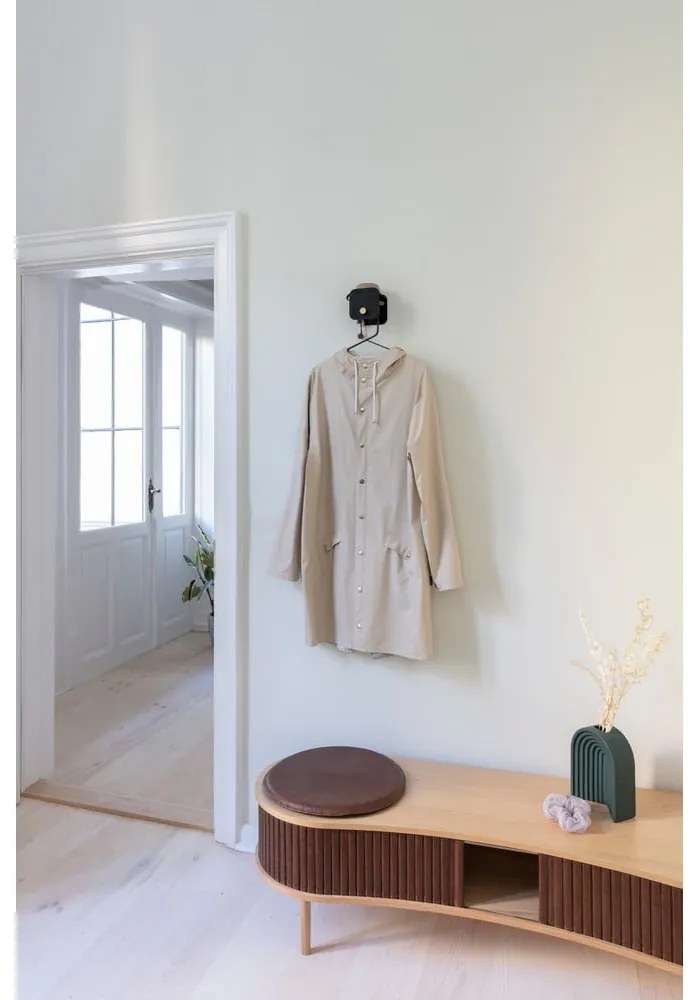 Cuier de perete negru cu raft din metal Hang in There – UMAGE