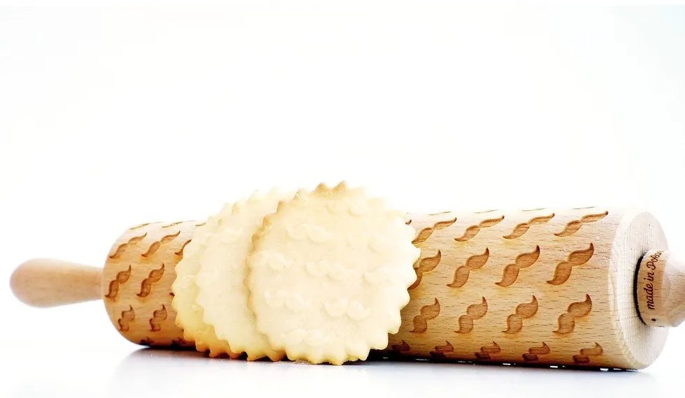 Făcăleț din lemn cu model pentru aluat Valek Mustache