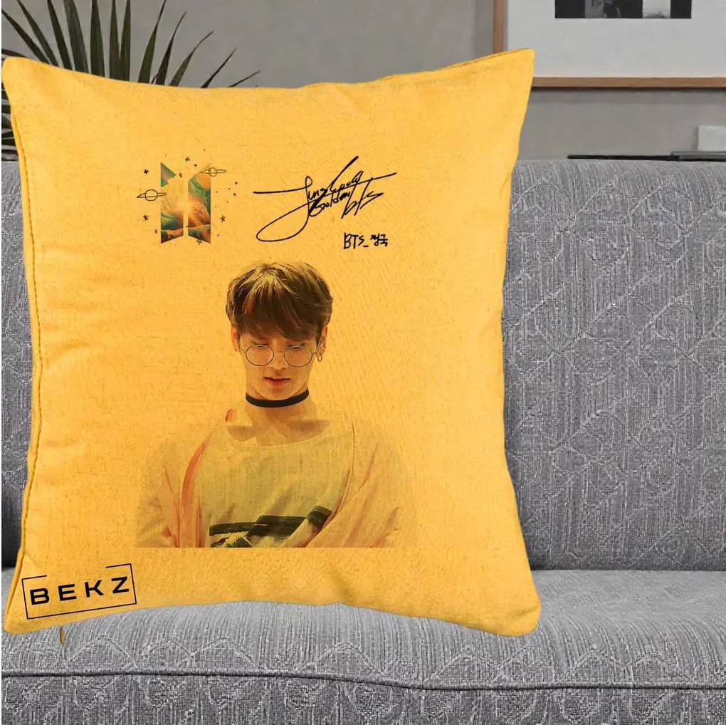 Perna Personalizata K-pop BTS Jungkook Portret cu Ochelari Autograf, 40x40 cm, Galben, Husa Detasabila, Perna Inclusa, BEKZ®