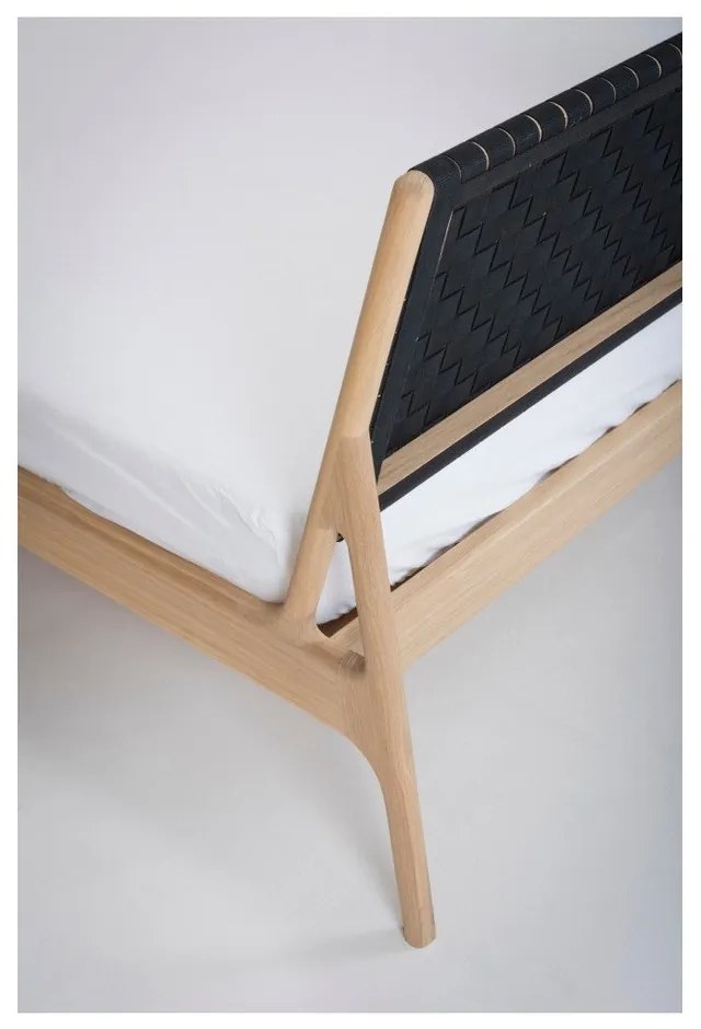 Pat matrimonial negru/în culoare naturală din lemn masiv de stejar 140x200 cm Fawn – Gazzda