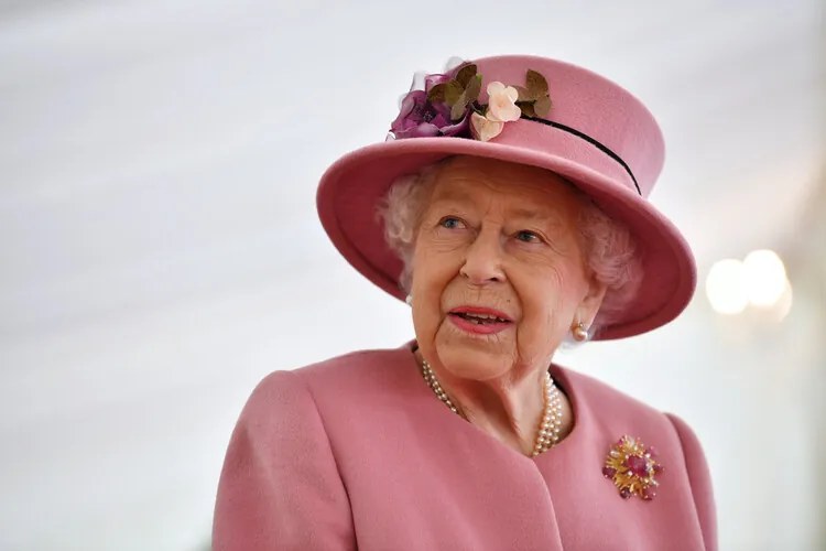 Fotografie The Queen Elizabeth II visits the Defence Science and Technology Laboratory, WPA Pool