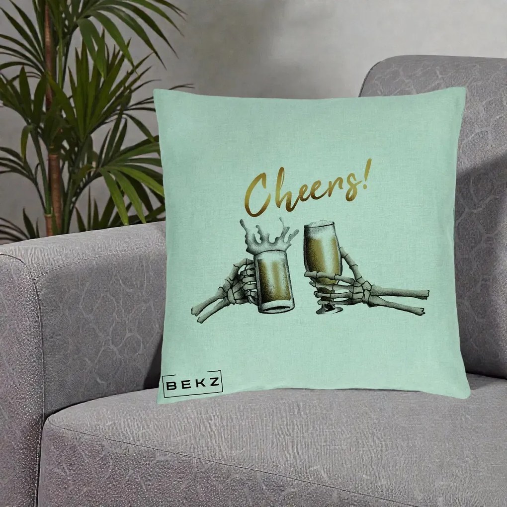 Perna Decorativa Halloween Cheers Schelete cu Bere, 40x40 cm, Verde Menta, Husa Detasabila, Perna Inclusa, BEKZ®