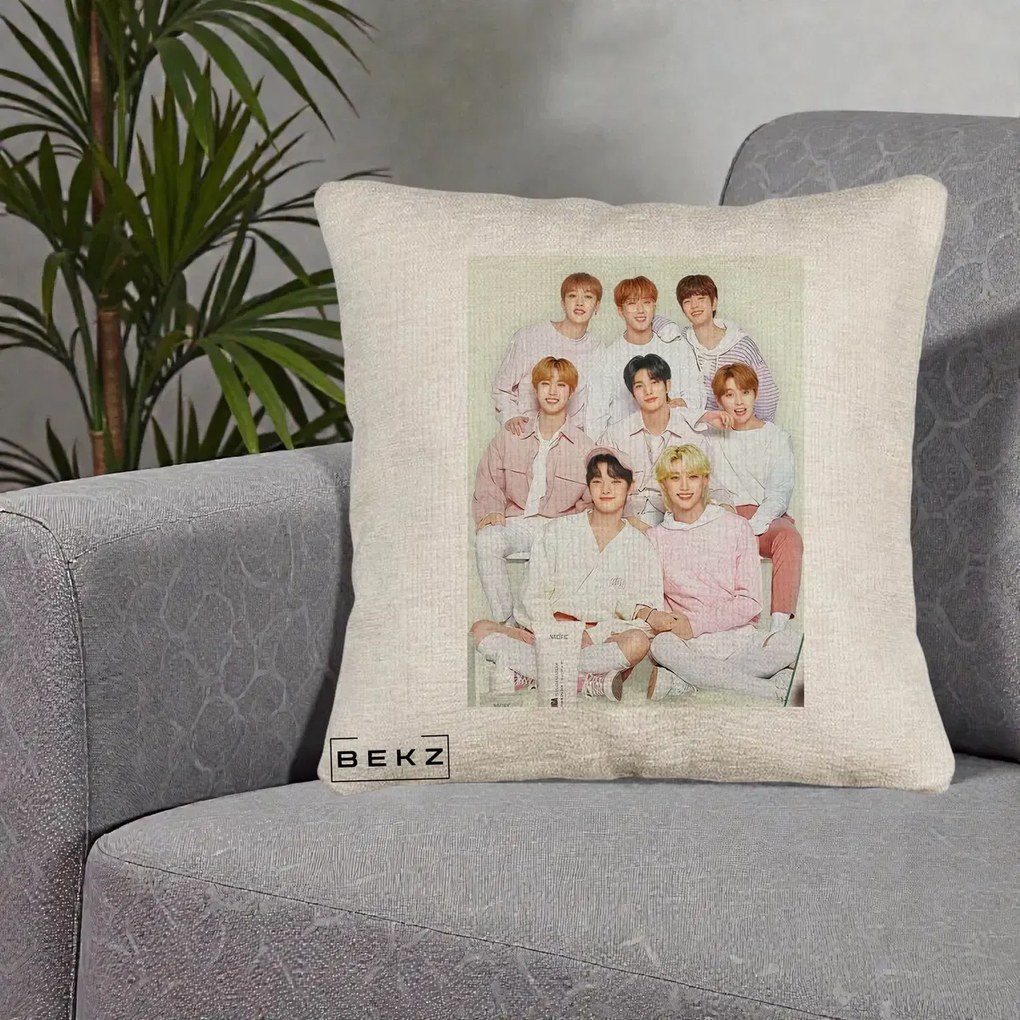 Perna Personalizata K-pop Stray Kids Foto Grup Pastel Roz-Alb cu 8 Membrii, 40x40 cm, Bej Canapea, Husa Detasabila, Perna Inclusa, BEKZ®
