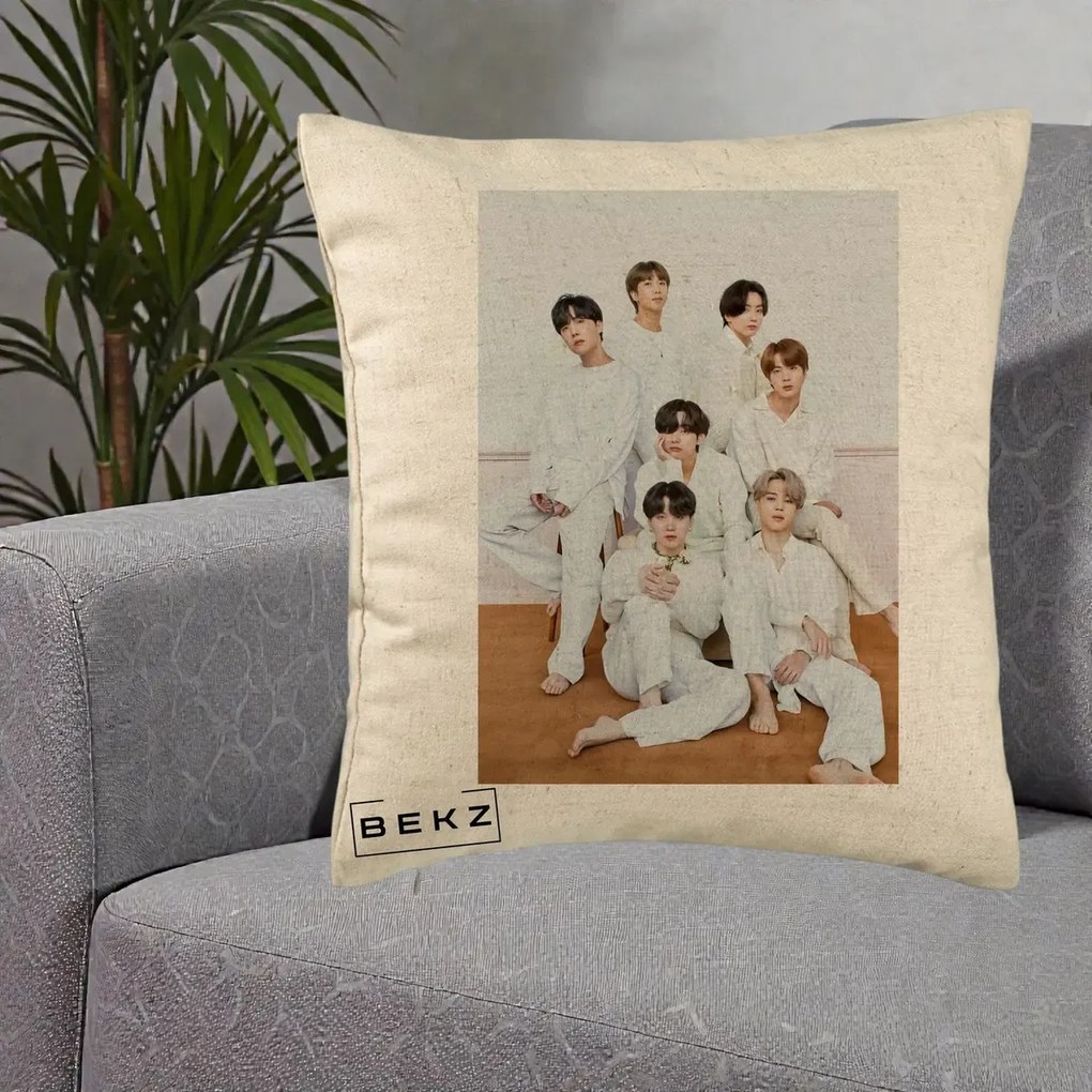 Perna Personalizata K-pop BTS Foto Grup All-White Elegant, 40x40 cm, Bej, Husa Detasabila, Perna Inclusa, BEKZ®