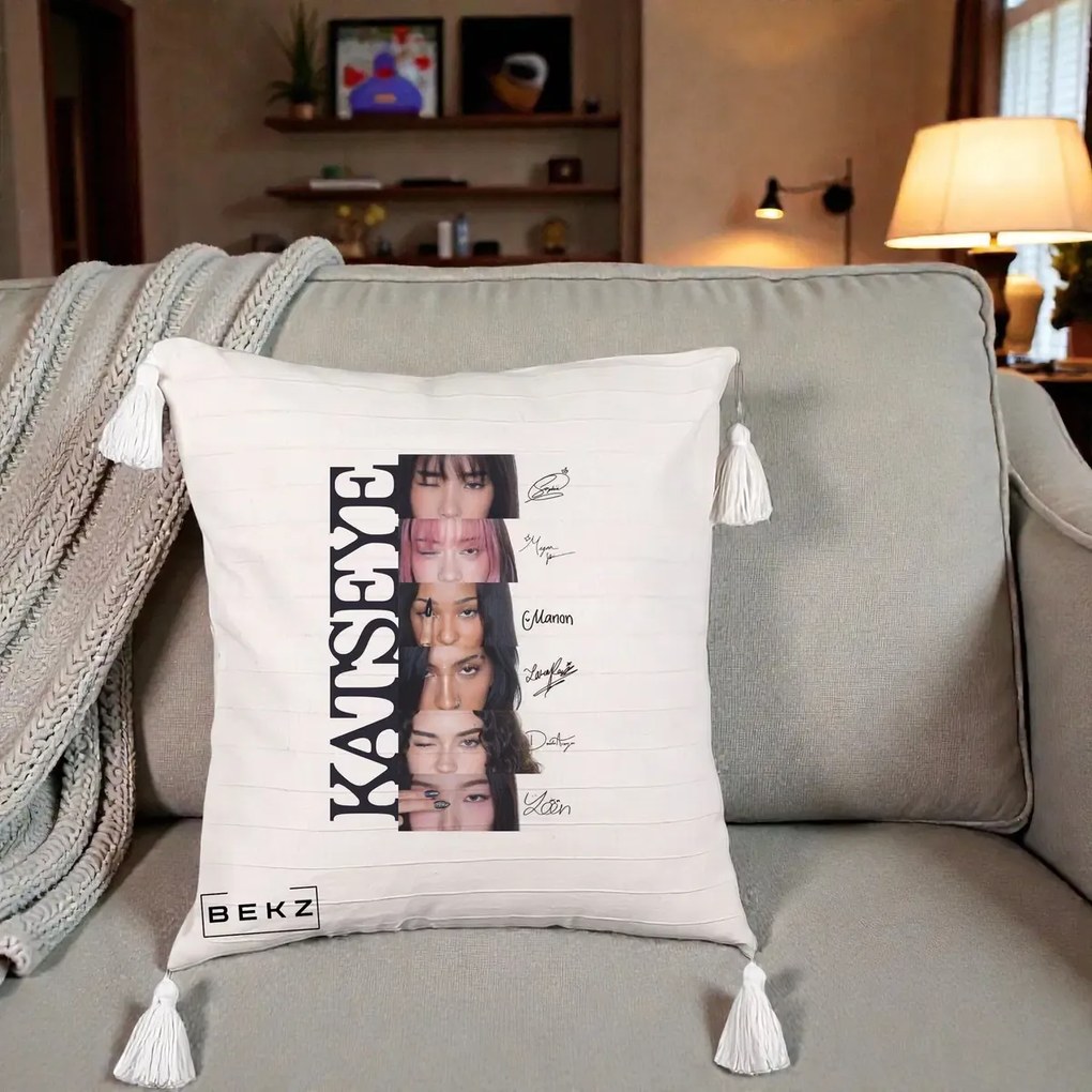 Perna Personalizata K-pop KATSEYE Semnaturi Membre Foto, 40x40 cm, Bej cu Franjuri, Husa Detasabila, Perna Inclusa, BEKZ®