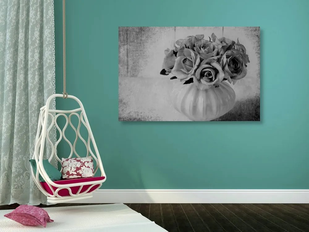 Tablou trandafiri în vază în design alb-negru