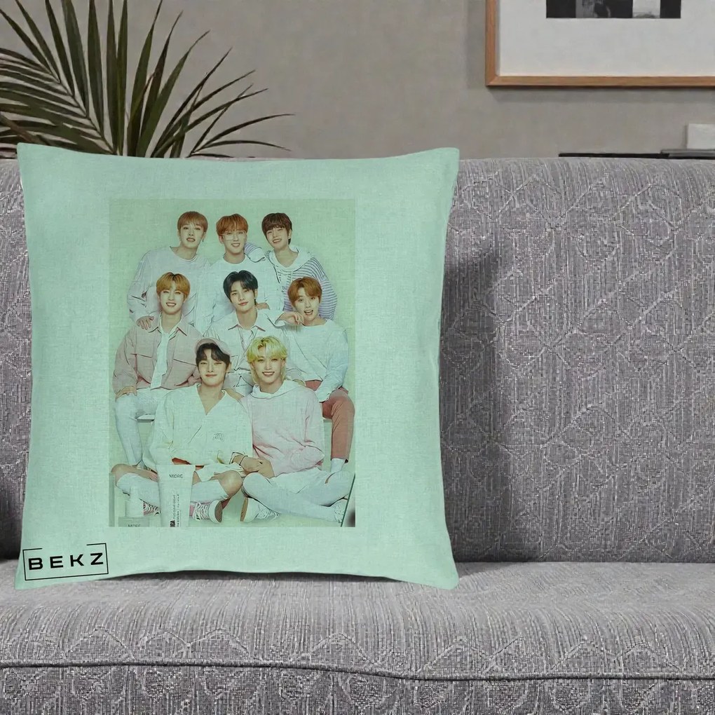Perna Personalizata K-pop Stray Kids Foto Grup Pastel Roz-Alb cu 8 Membrii, 40x40 cm, Verde Menta, Husa Detasabila, Perna Inclusa, BEKZ®