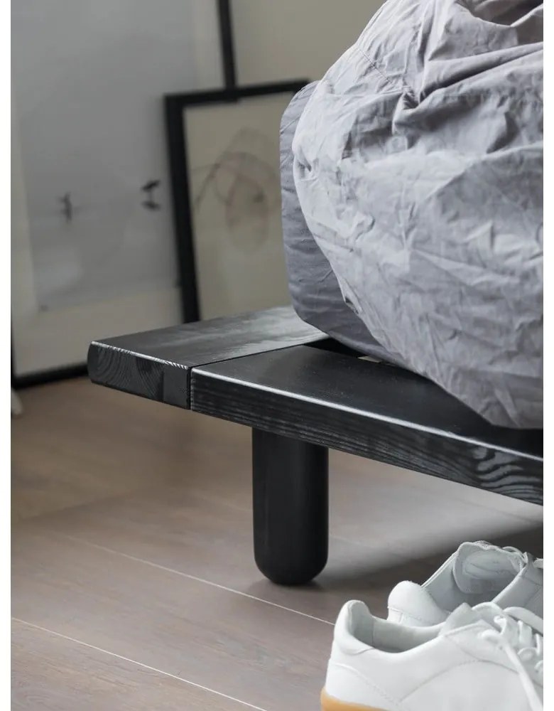 Pat matrimonial negru din lemn masiv de pin cu somieră 140x200 cm Peek – Karup Design