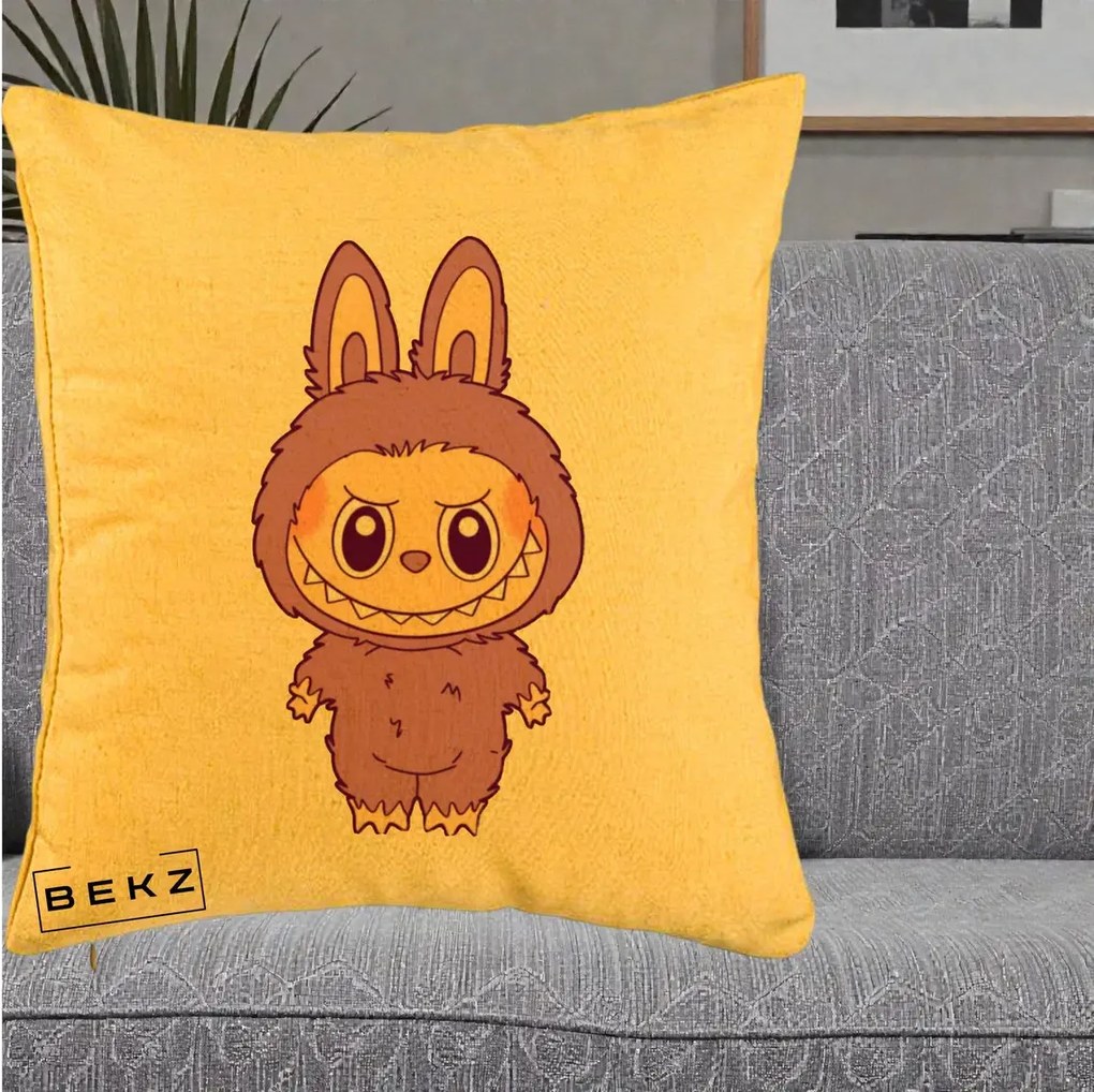 Perna Personalizata Labubu Violet Solo, 40x40 cm, Galben, Husa Detasabila, Perna Inclusa, BEKZ®