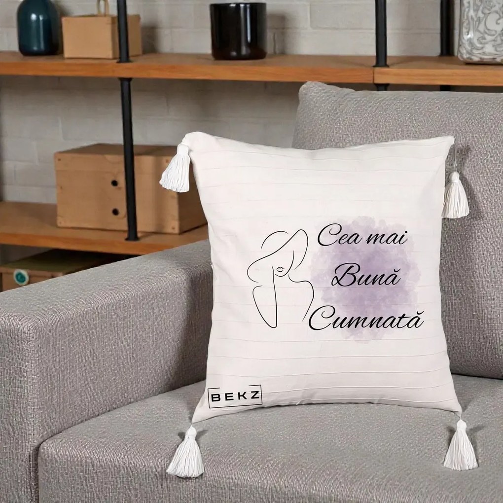Cadou pentru Cumnata - Perna Personalizata Cea mai Buna Cumnata cu Silueta Dama si Pete Violet, 40x40 cm, Bej cu Franjuri, Husa Detasabila, Perna Inclusa, BEKZ®