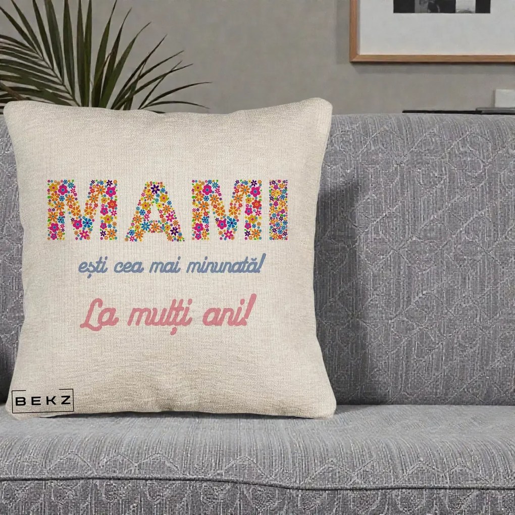 Cadou pentru Mama - Perna Personalizata Mami Esti Cea mai Minunata La Multi Ani cu Litere Florale, 40x40 cm, Bej Canapea, Husa Detasabila, Perna Inclusa, BEKZ®